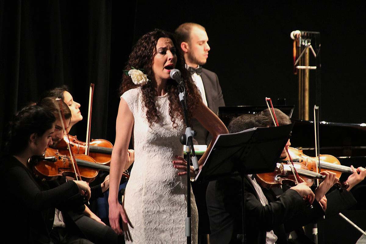 Un momento de la actuación de la orquesta en el Teatro Vicente Espinel.