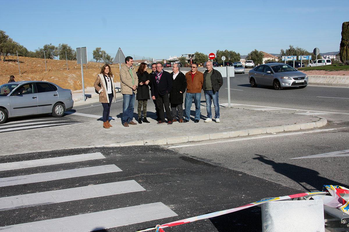 El parlamentario autonómico y cargos del PP de la comarca en el paso de cebra.