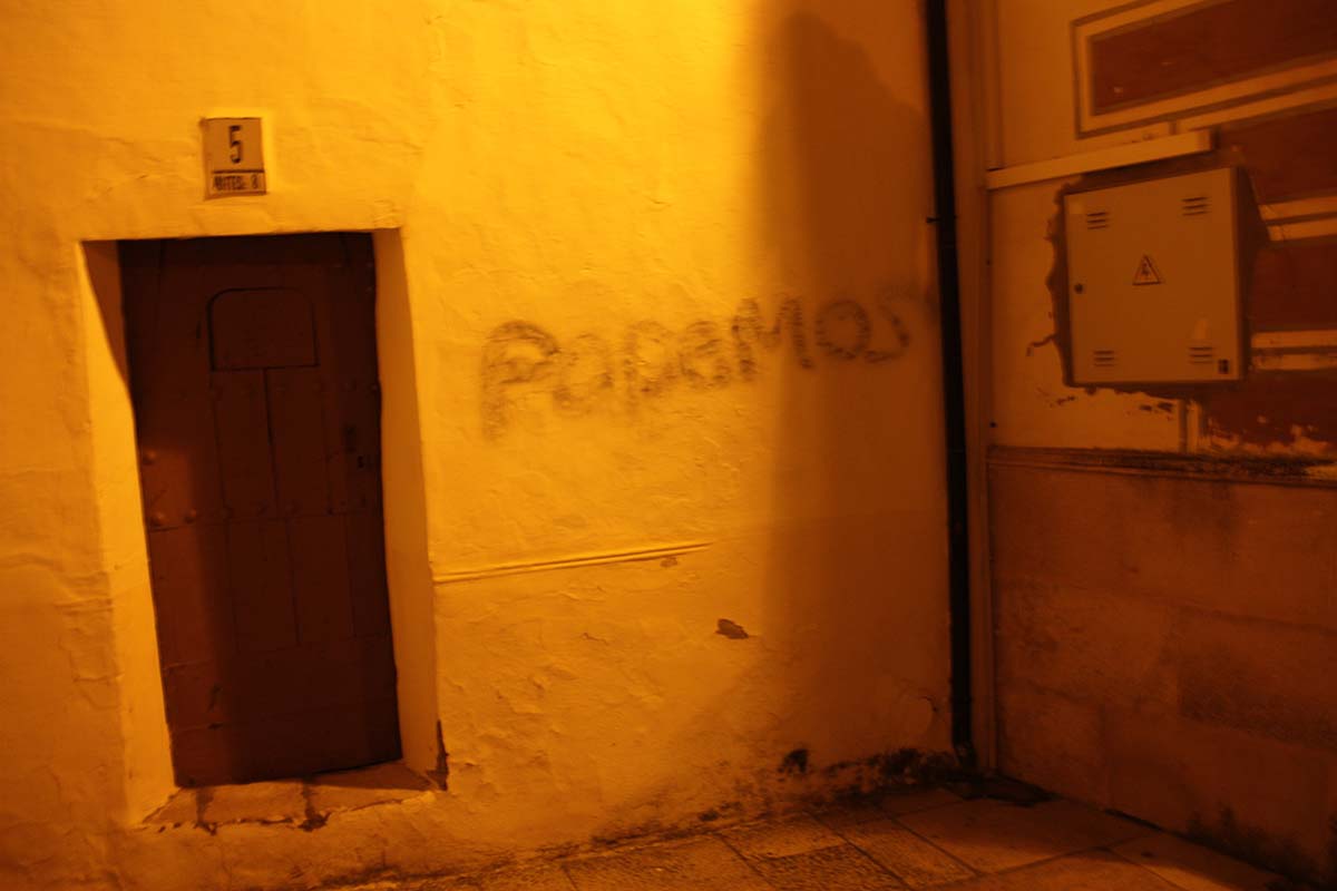 Una de las pintadas realizadas en el casco histórico, junto al santuario de la Virgen de la Paz.