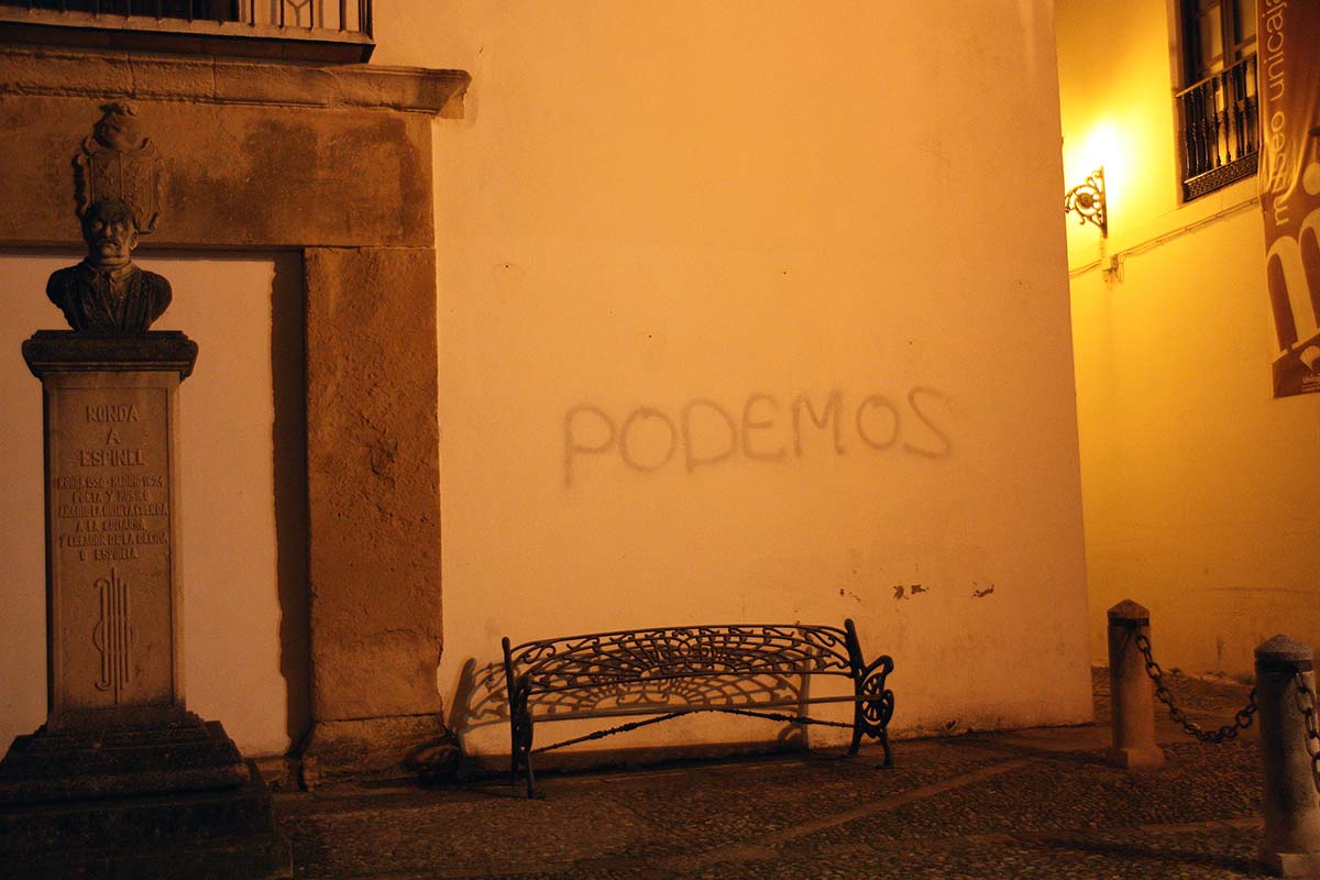Una de las pintadas en la Casa del Gigante y junto al Museo Peinado, esta noche.