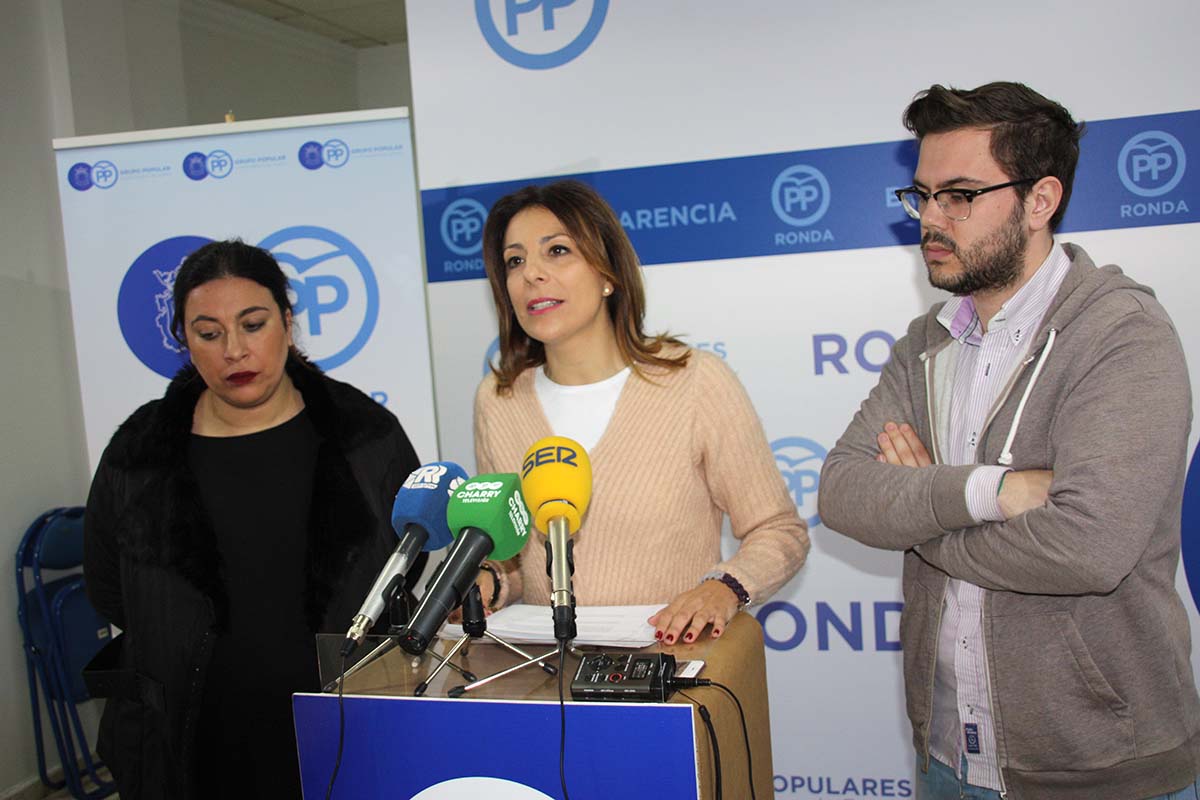 La portavoz del Grupo Popular durante la rueda de prensa celebrada en su sede.