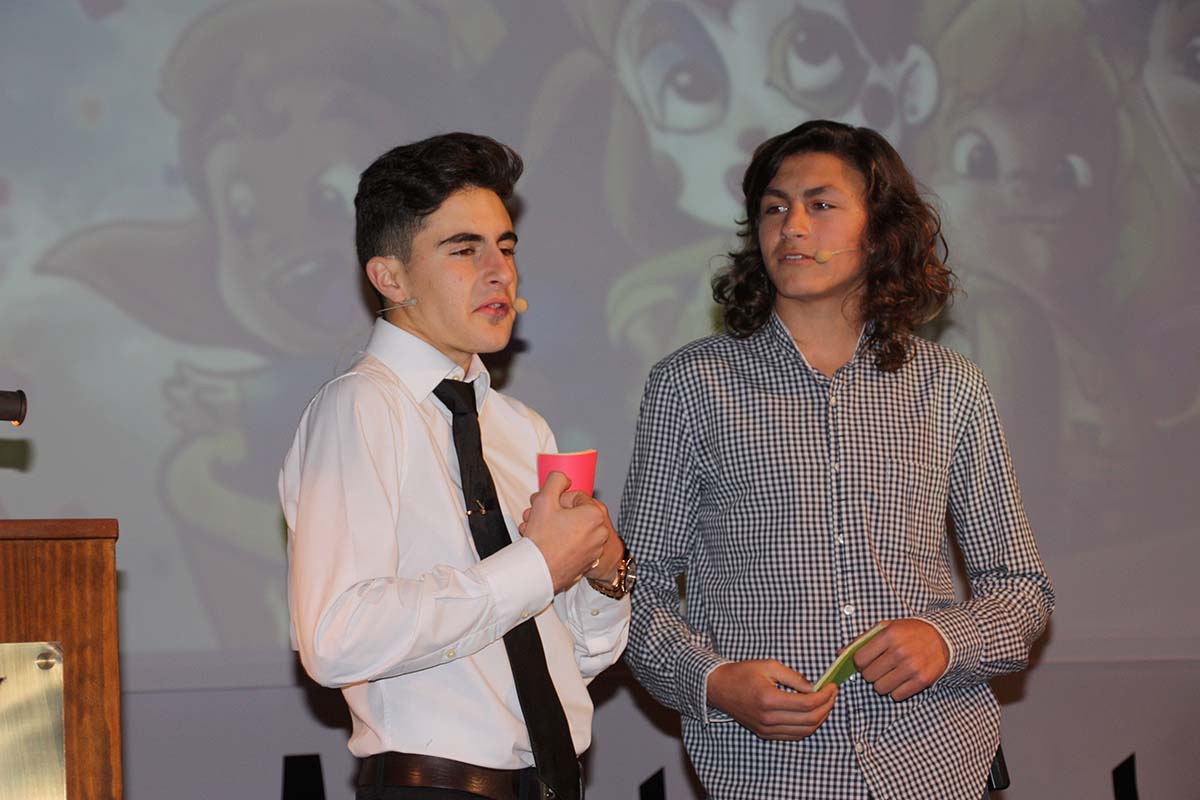 Los jóvenes chirigoteros Lucas Gil y Andrés Pérez representaron a la cantera en el pregón de Carnaval.