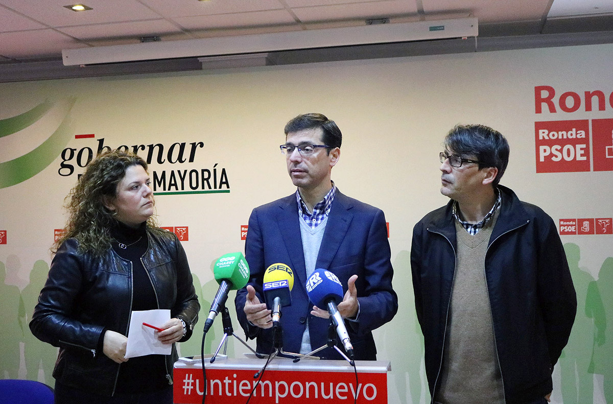 La alcaldesa y los diputados provinciales en la rueda de prensa del PSOE.