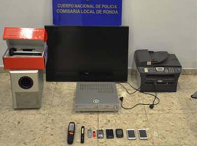 Algunos de los objetos recuperados de los robos.