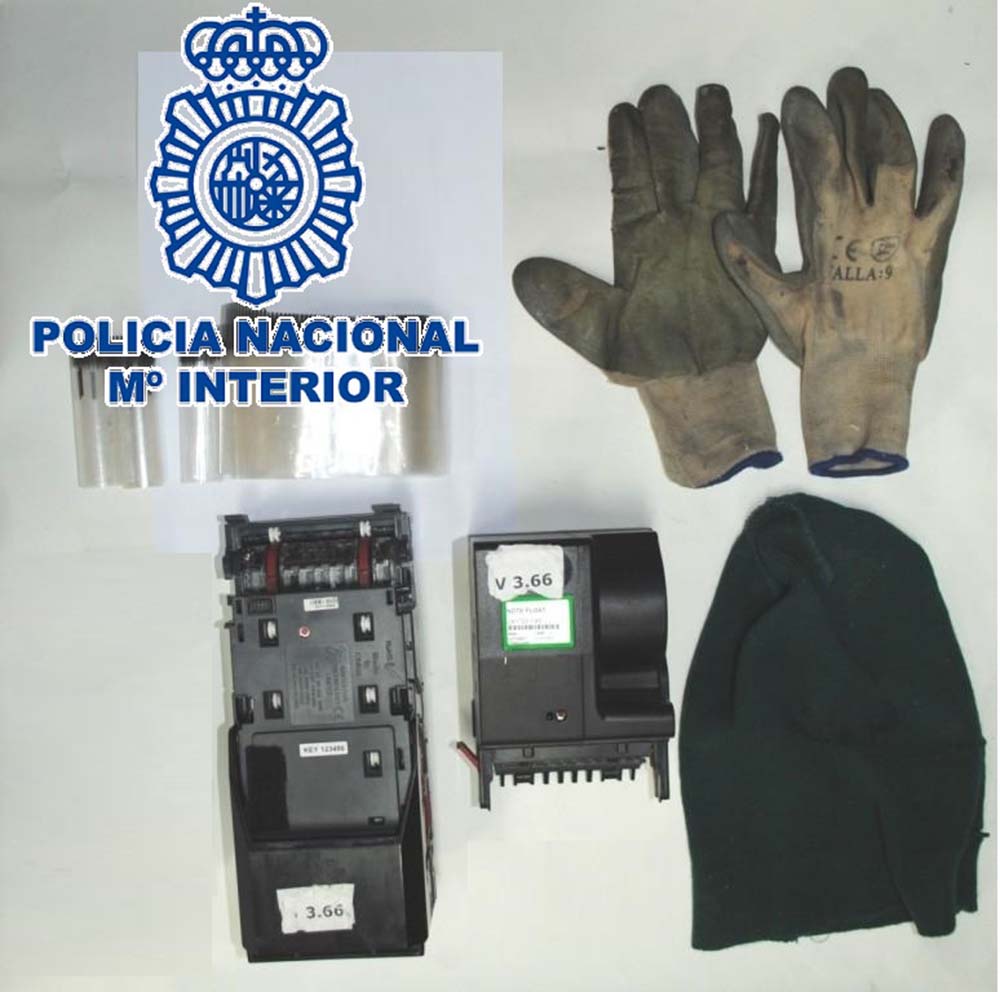 Efectos intervenidos tras la detención de los presuntos ladrones.