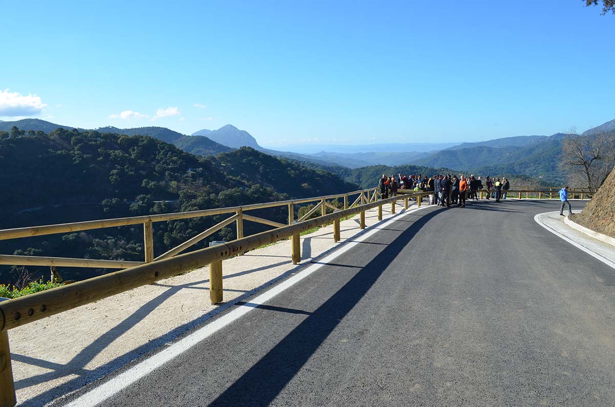El sendero peatonal se encuentra en la carretera Genalguacilo-Peñas Blancas-Costa del Sol.