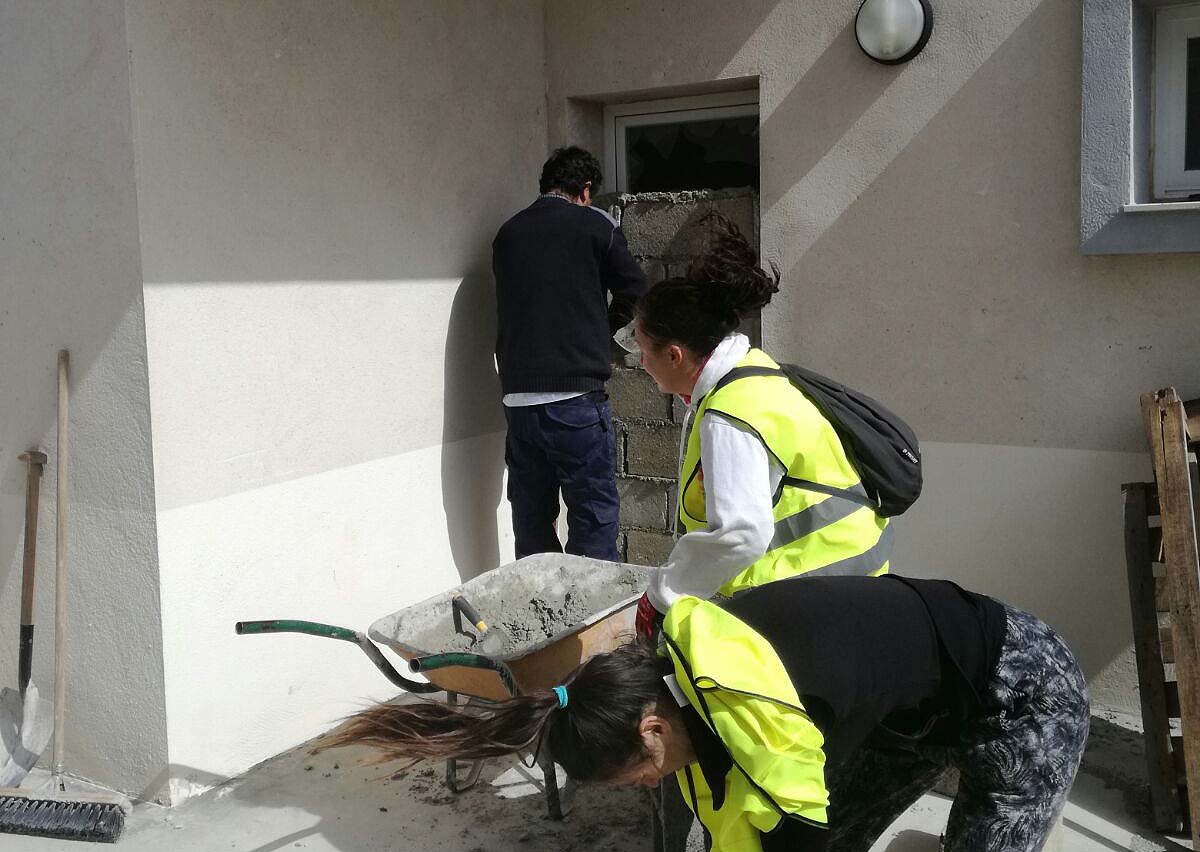 Los operarios han tapiado las entradas del albergue municipal.