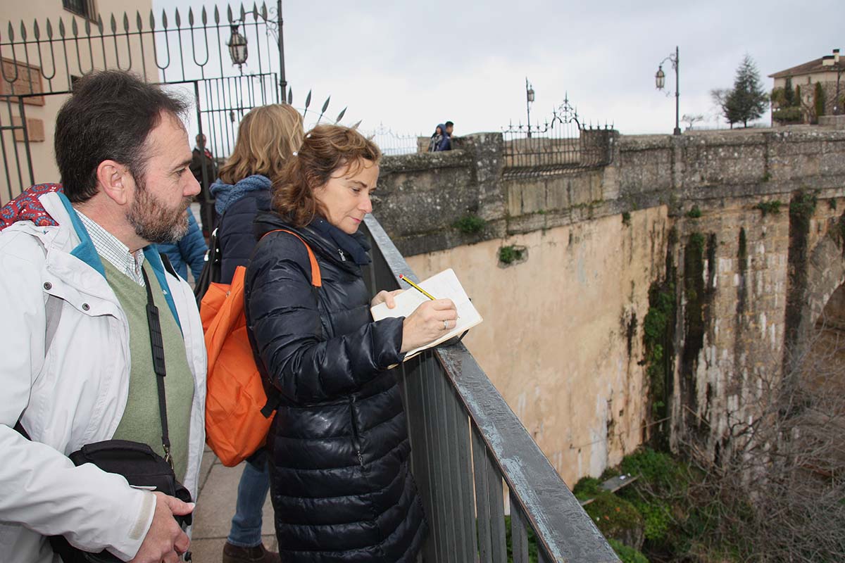 Técnicos del Instituto Geológico y Minero de España durante la inspección que realizaron en el Puente Nuevo recientemente.
