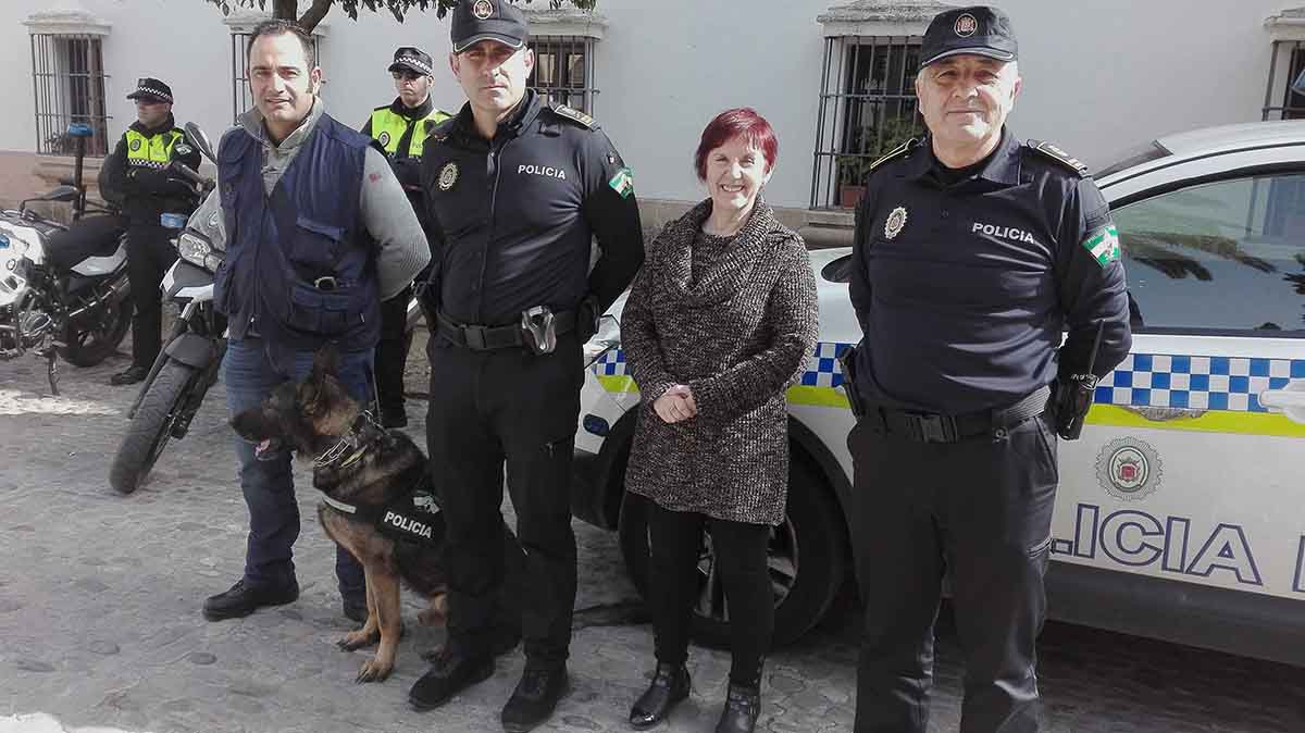 La edil de seguridad junto a los mandos policiales y uno de los perros.