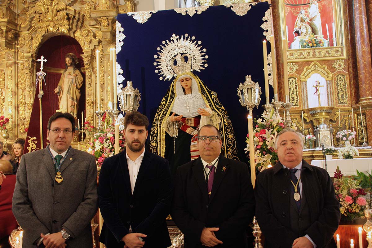 Presidente de la Agrupación, imaginero,y hermanos mayores del Huerto y Las Angustias junto a la nueva imagen.