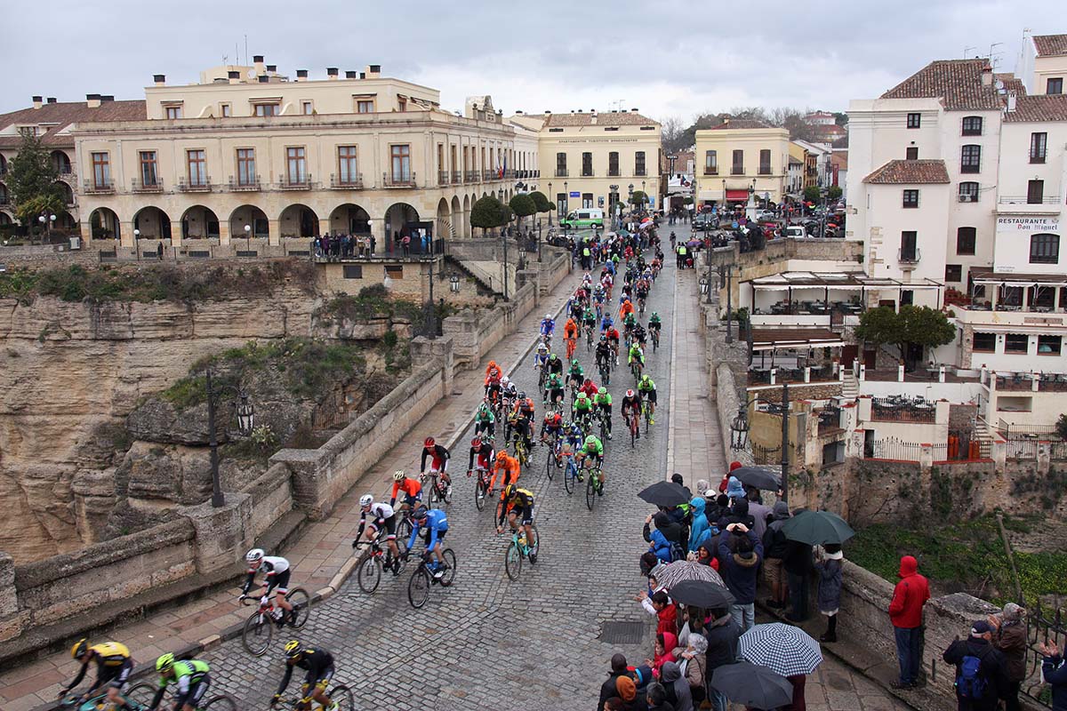 Imagen del pelotón ciclista a su paso por el Puente Nuevo.