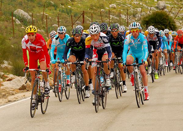 El pelotón de ciclistas por las carreteras de Andalucía.