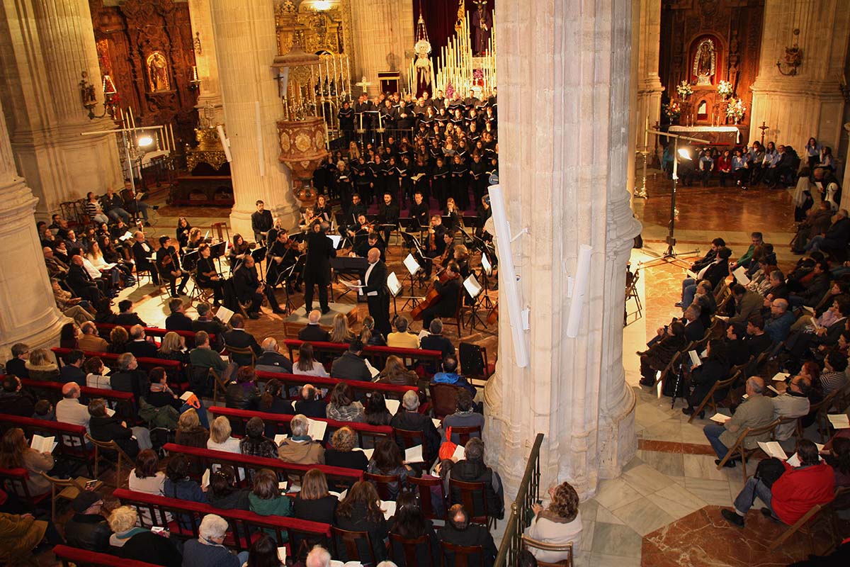 El público llenó la Colegiata de Santa María la Mayor en el concierto.