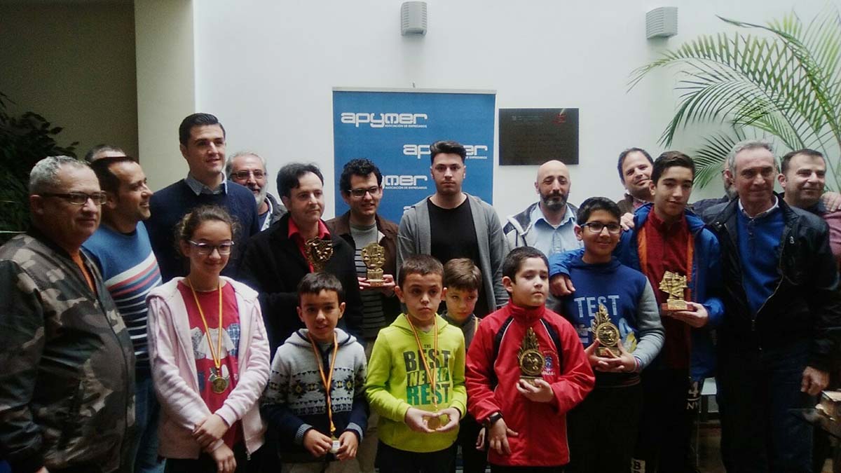 Los participantes y ganadores del torneo de ajedrez celebrado en Apymer.