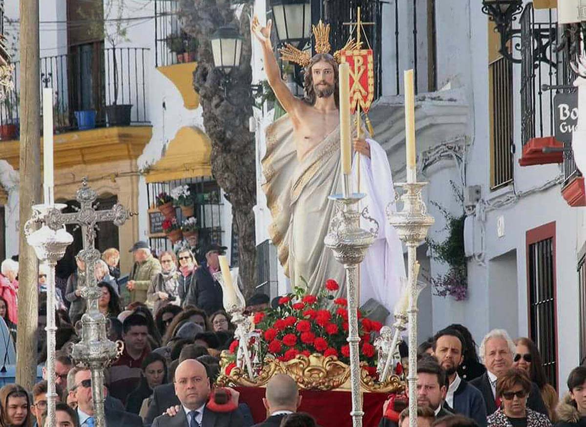 Traslado de la imagen del Resucitado por parte de la Hermandad del Santo Entierro de Cristo.
