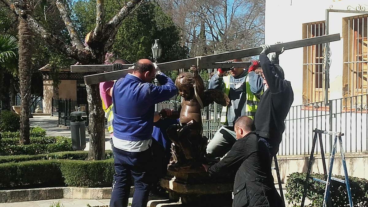 Operarios colocan en su sitio a uno de los angelitos. Foto Kiko Oliva-Eres de Ronda si.