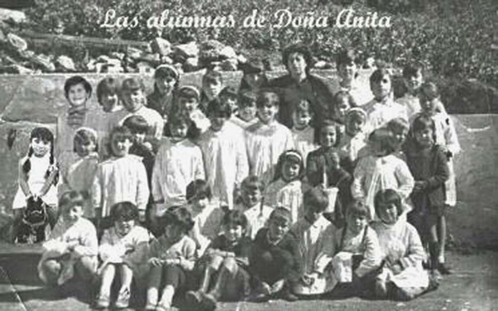 Foto del curso del 67 en el que estudiaron las antiguas alumnas.