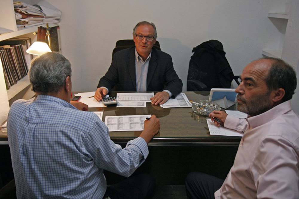 Marín Lara con miembros de la formación en una reunión de partido.