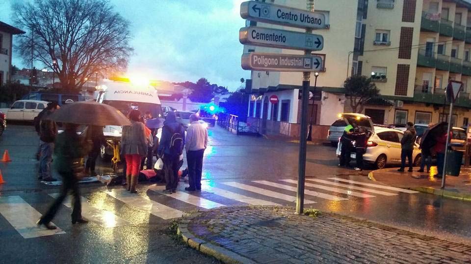 La Policía Local y los servicios sanitarios atendieron a la víctima en el lugar del suceso. Foto Policía Local