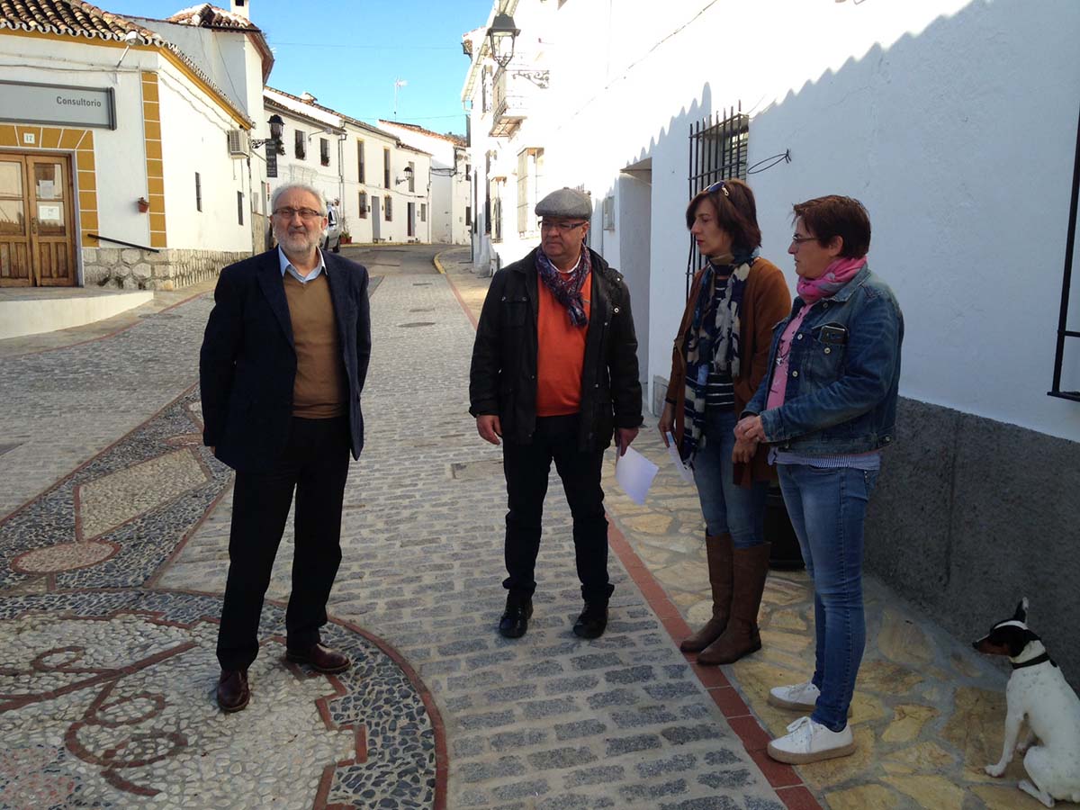 Los diputados provinciales con la alcaldesa de Atajate en el pueblo serrano.