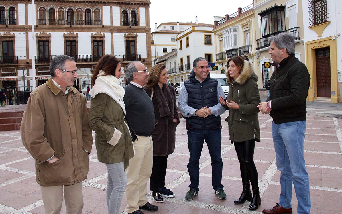 Bendodo junto a concejales y cargos del PP de Ronda.