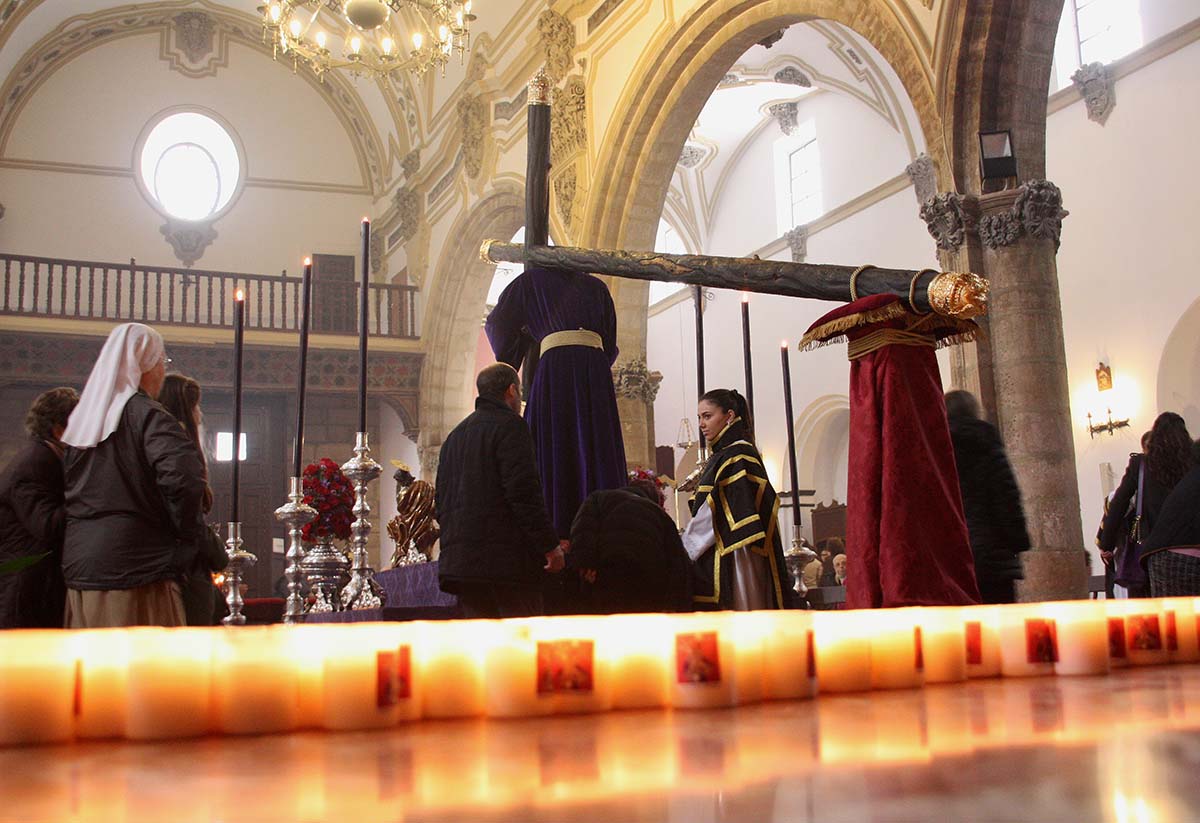 El momento del besapie a Padre Jesús ha estado cargado de emoción y sentimiento para los fieles rondeños.