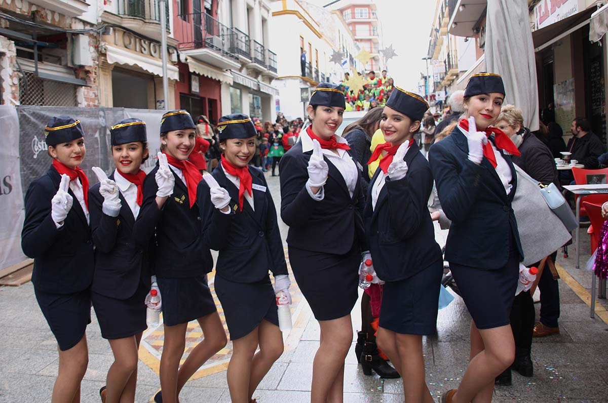 Un grupo de chicas vestidas de azafatas se despiden de los Carnavales de 2017.