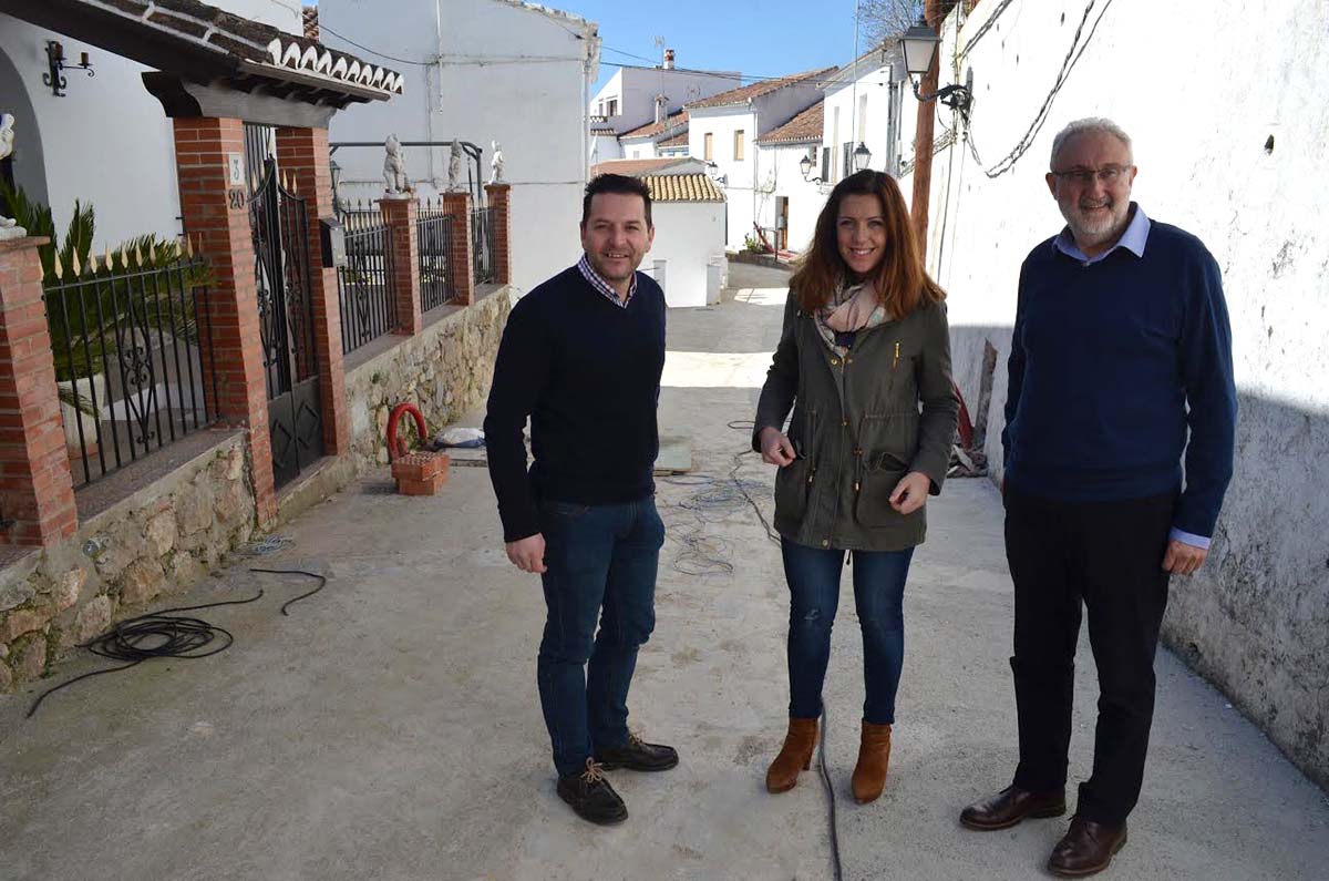El alcalde de Cartajima junto a diputados provinciales en las obras.