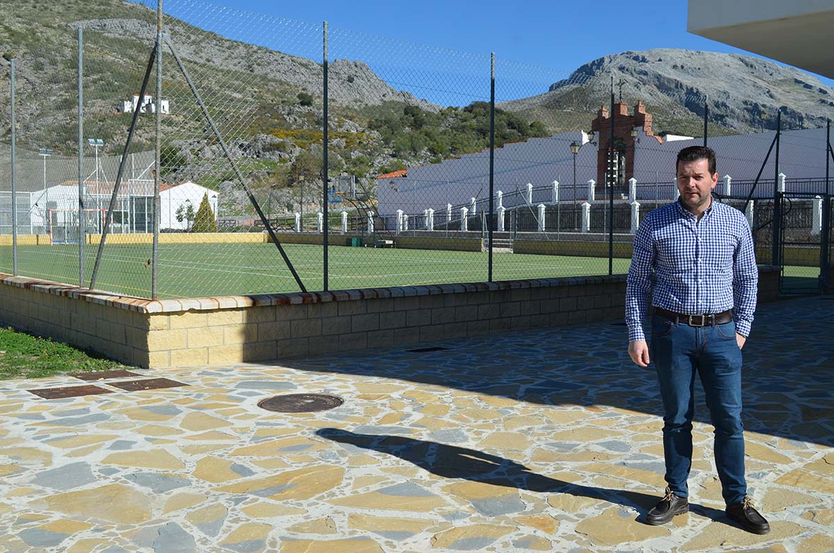 El alcalde de Cartajima muestra las mejoras realizadas en los exteriores del polideportivo.