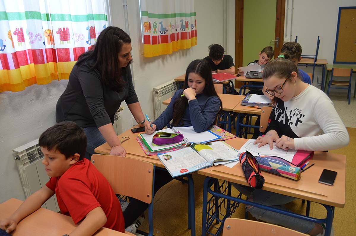 Una profesora ofrece las clases de refuerzo en Faraján.