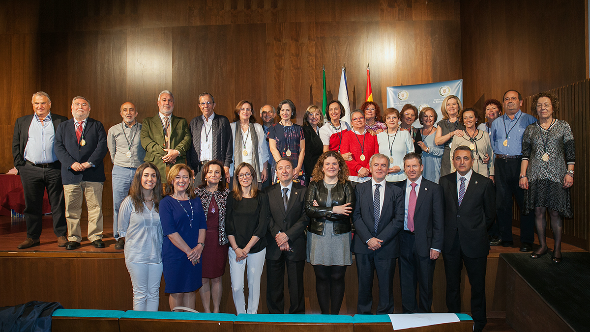 Foto de familia de los miembros del Colegio de Enfermería y los homenajeados.