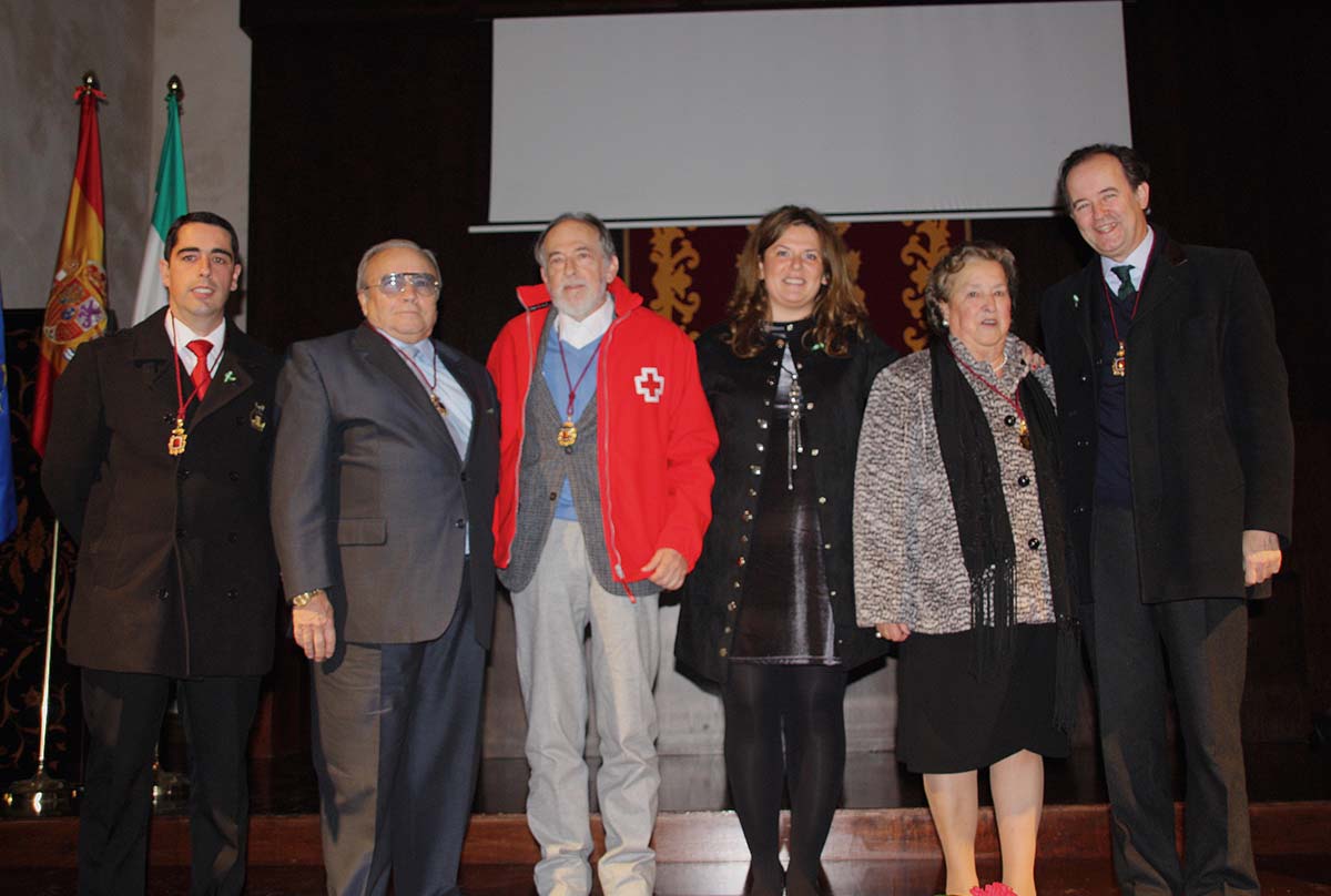 La alcaldesa de Ronda junto a las personas e instituciones reconocidas en el Día de Andalucía.