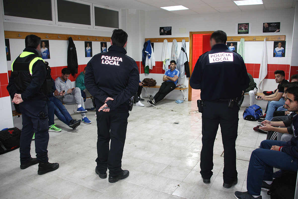 La Policía Local se personó en los vestuarios donde estaban concentrados los jugadores del CD Ronda,.