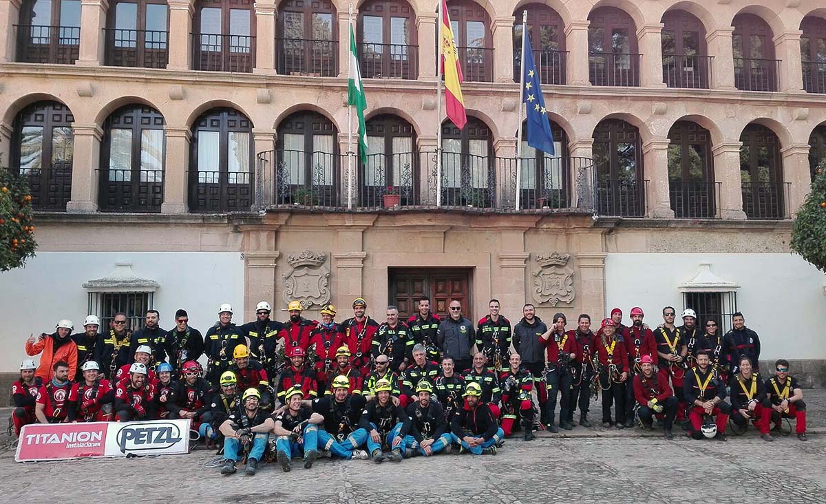 Los siete equipos participantes se hicieron una foto de grupo en el Ayuntamiento.