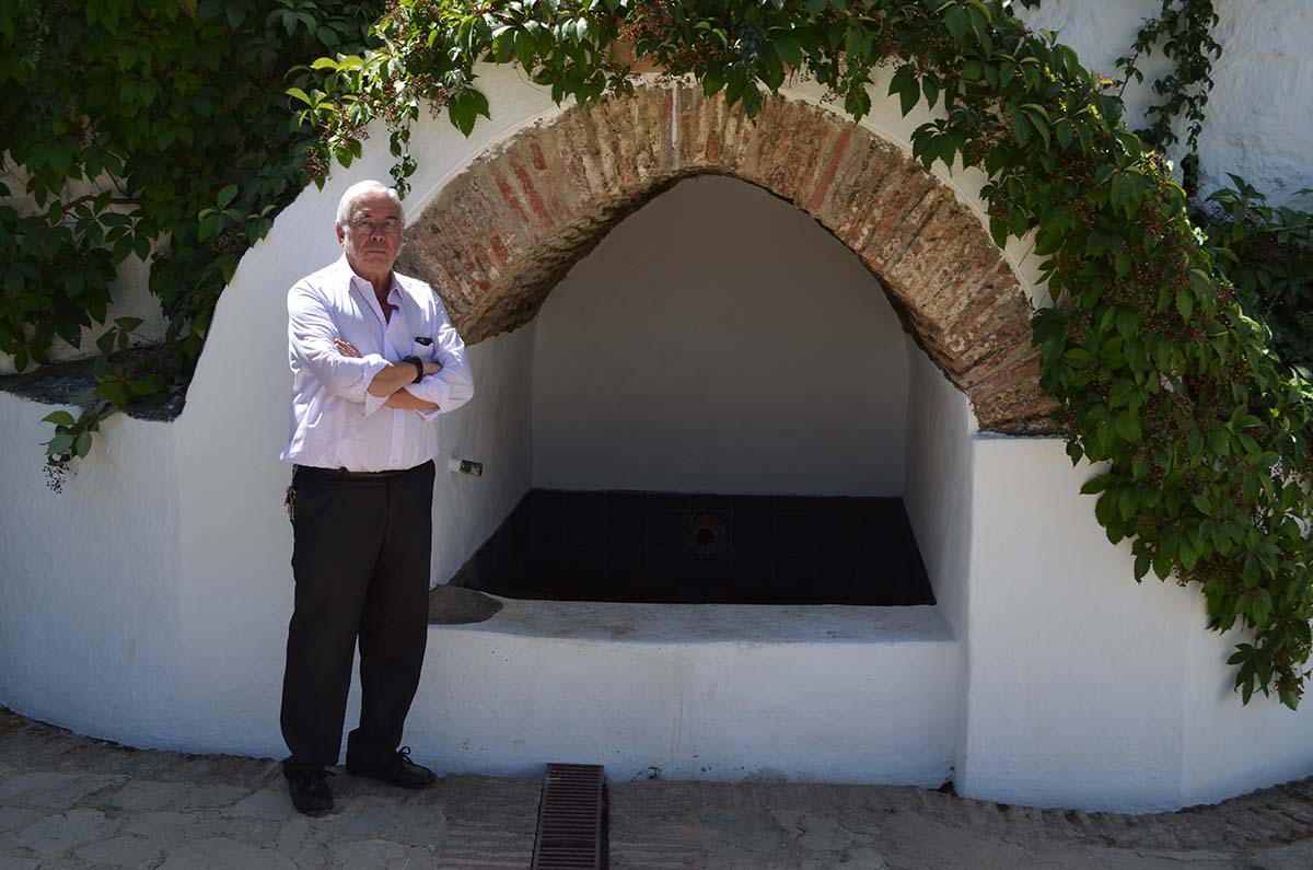 El vecino de Parauta Blas Becerra, junto a la histórica fuente.