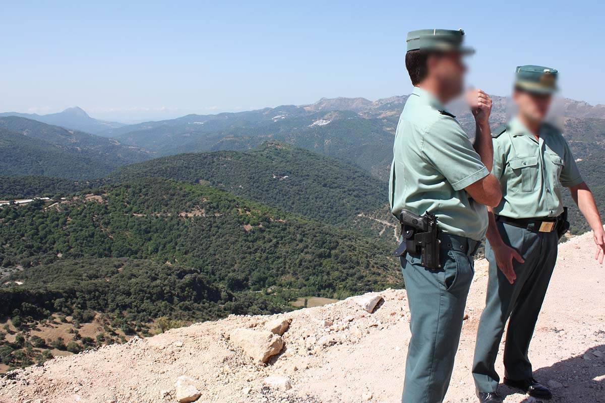 Efectivos de la Guardia Civil en una inspección por parajes de la comarca de Ronda.