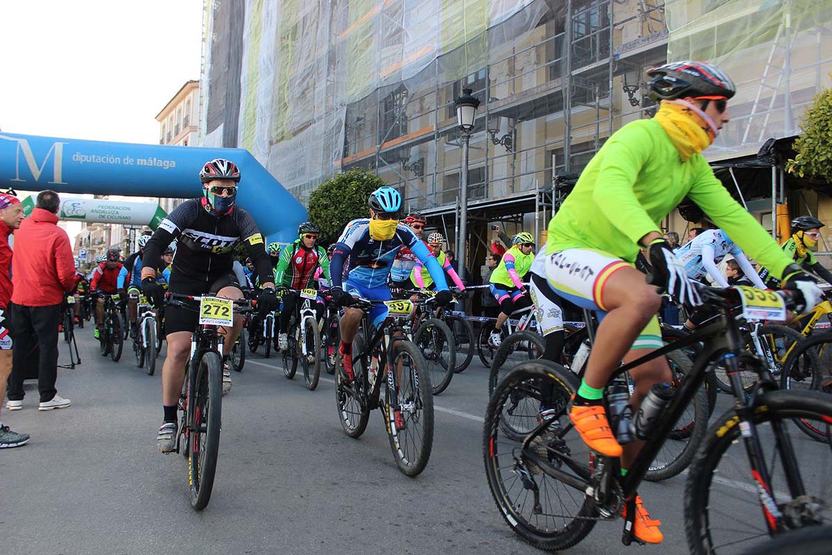 Salida del pelotón de ciclistas en calle Virgen de la Paz esta mañana.