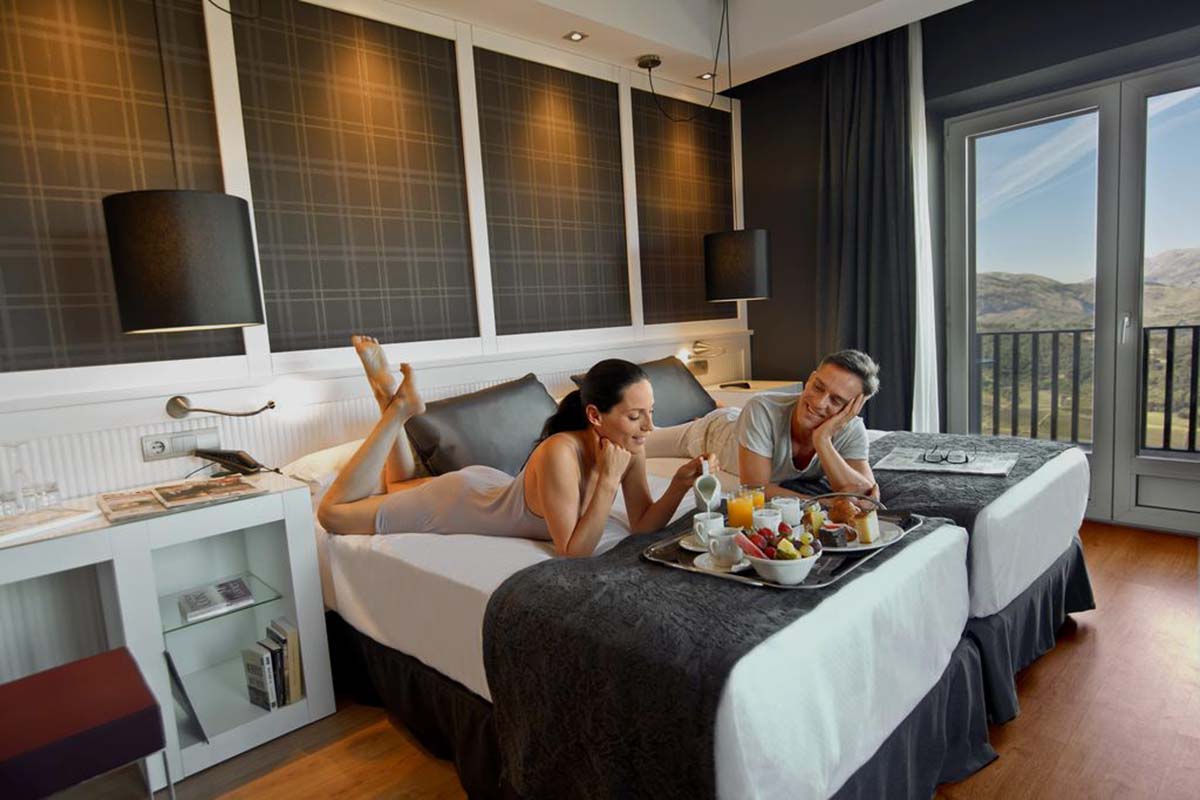 Turistas en una habitación del Hotel Catalonia Reina Victoria de Ronda.