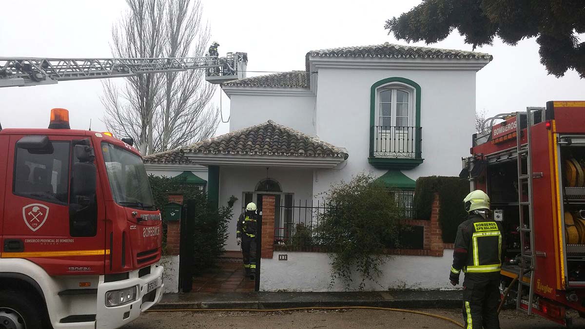 El fuego se ha declarado en una vivienda unifamiliar de Los Pinos.