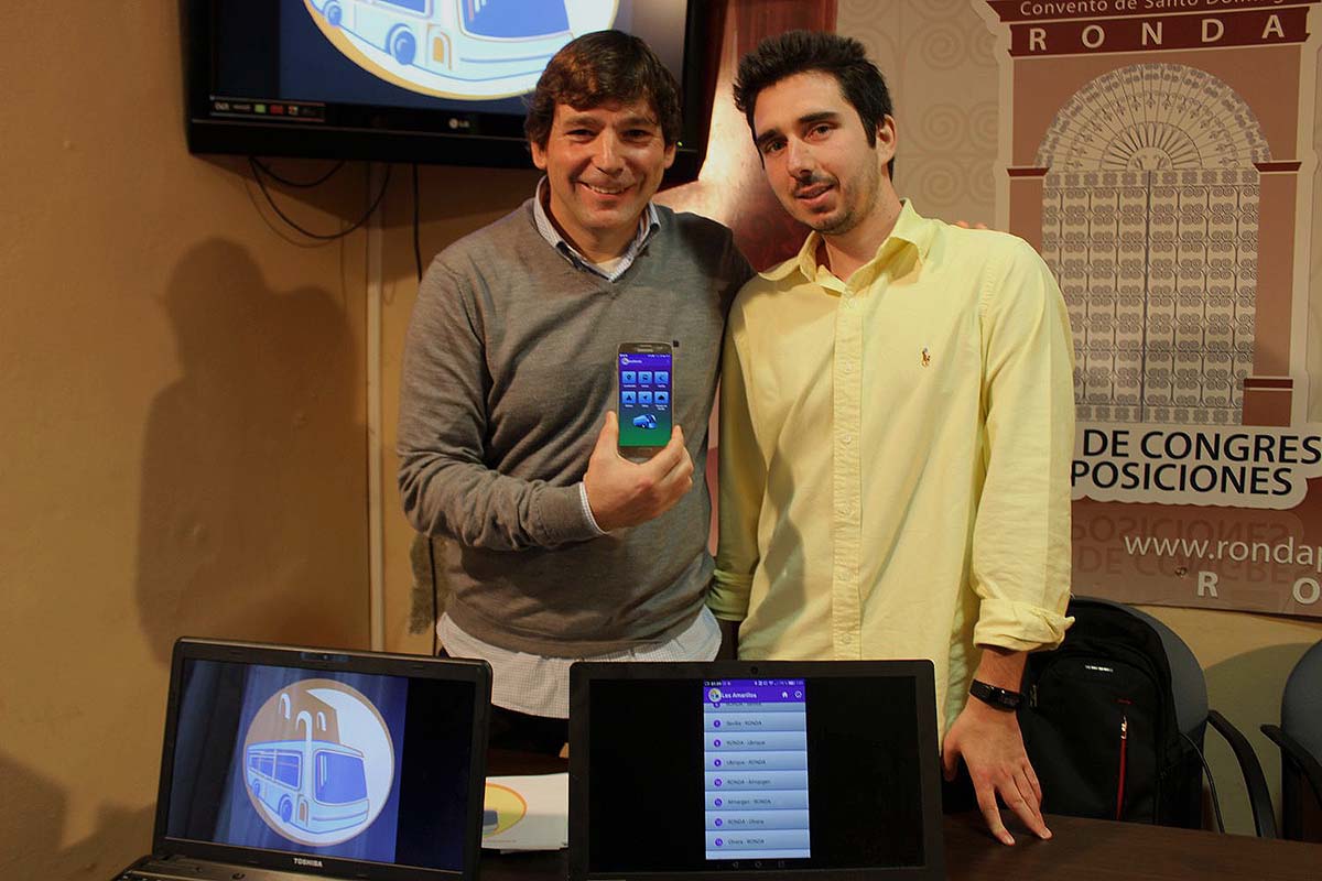 Los dos jóvenes emprendedores rondeños muestran su aplicación.