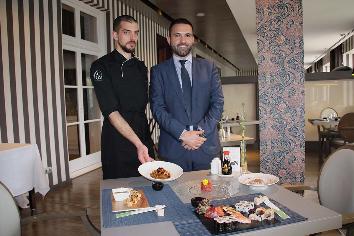 El chef (izquierda) y el director del Hotel Catalonia Reina Victoria han presentado las jornadas gastronómicas dedicadas a Japón.