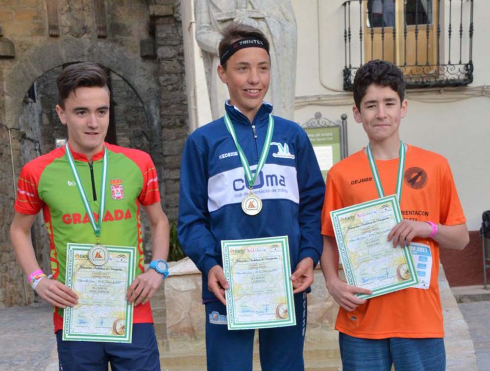 El deportista rondeño, en el centro, logró tres medallas en el Campeonato de Andalucía.