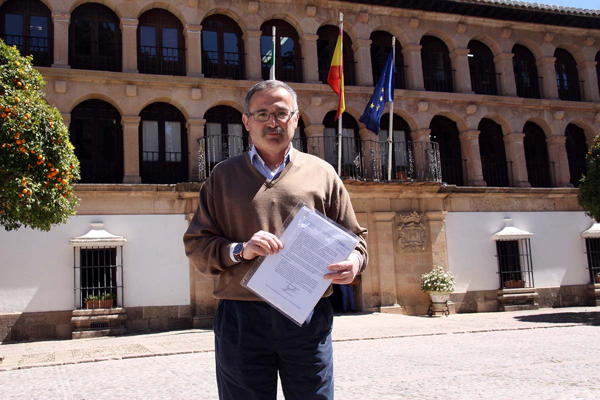 El profesor rondeño quiere que le expliquen por qué se situó una bandera republicana en el Ayuntamiento.