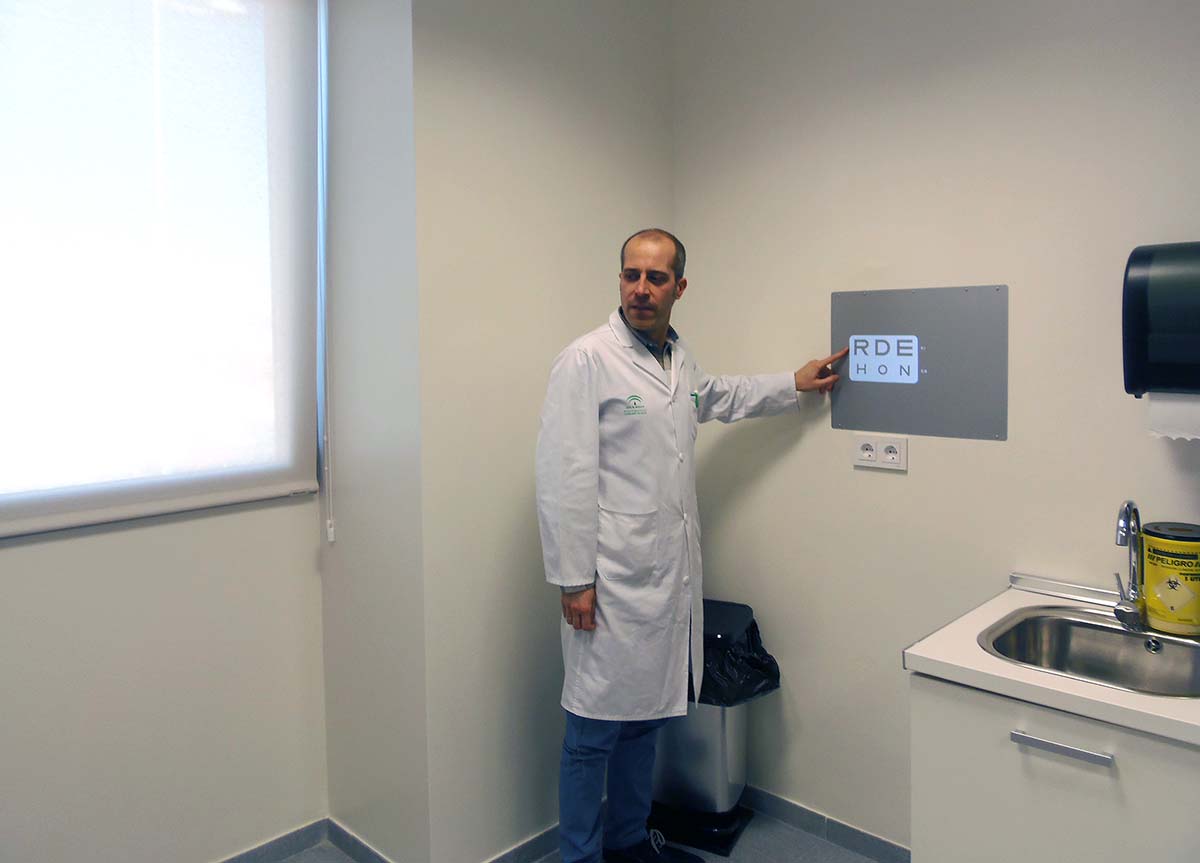 Un profesional en una de las consultas de Oftalmología, ya en el nuevo Hospital.