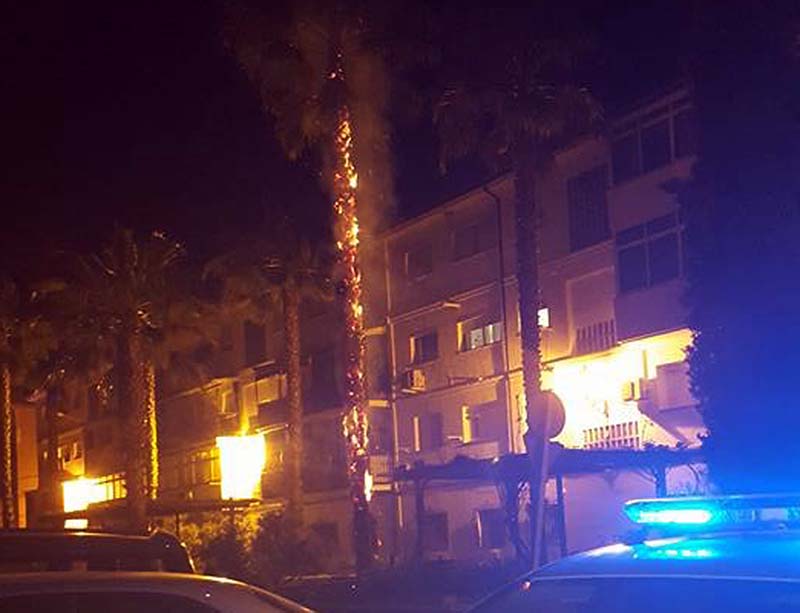 Efectivos de la Policía Local y Bomberos actuaron de forma inmediata para evitar que las llamas se propagasen. Foto Policía Local.