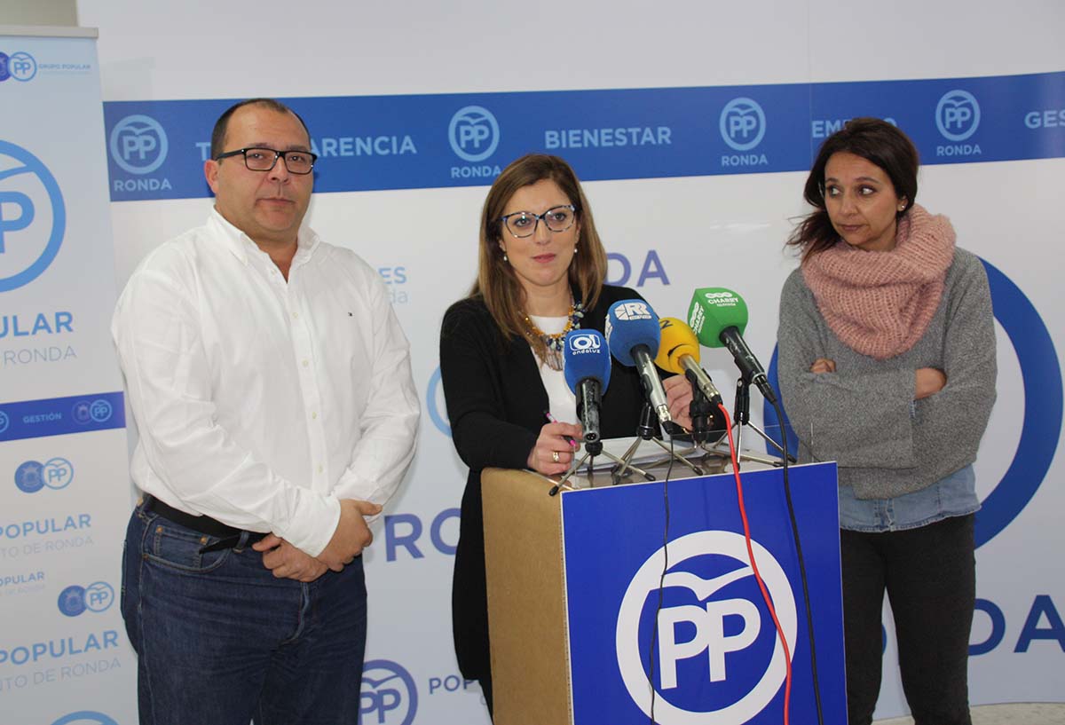 La concejal Martínez, junto a sus compañeros Muñoz y Barba en la rueda de prensa.