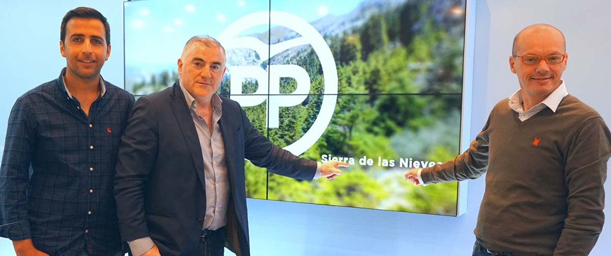El senador del PP con los alcaldes de Alozaina y de Yunquera.