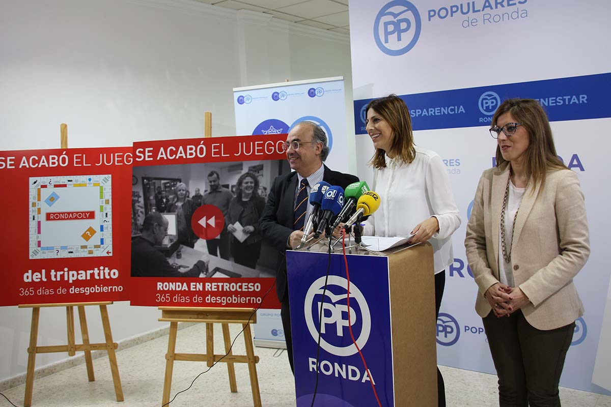 La portavoz popular, Maripaz Fernández, acompañada por los ediles Fernando Corrales y Maricarmen Martínez.