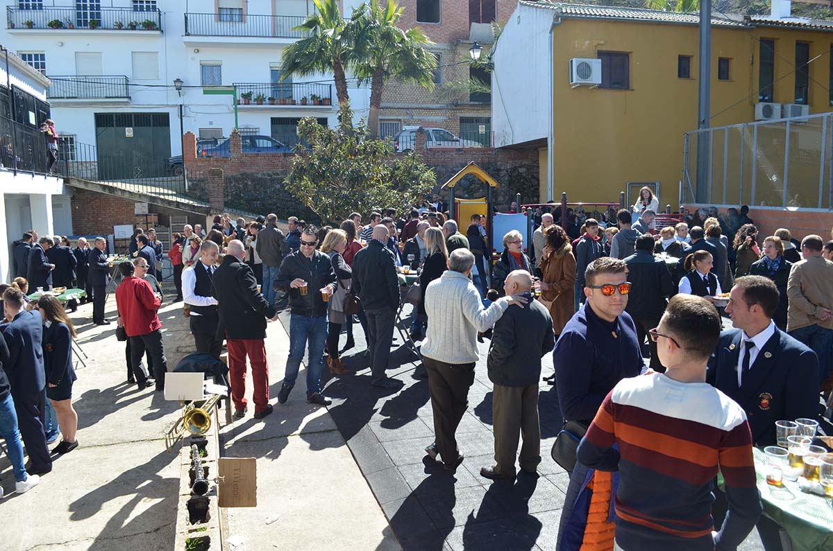 Los vecinos de Pujerra celebraron juntos el Día de Andalucía en las calles del pueblo.