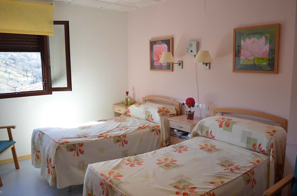 Una de las habitaciones decoradas con la opinión de las personas mayores.